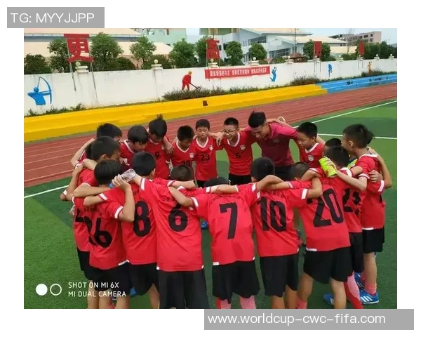 热爱足球的你来报名吧足球训练班招生火热进行中期待你的加入一起成长